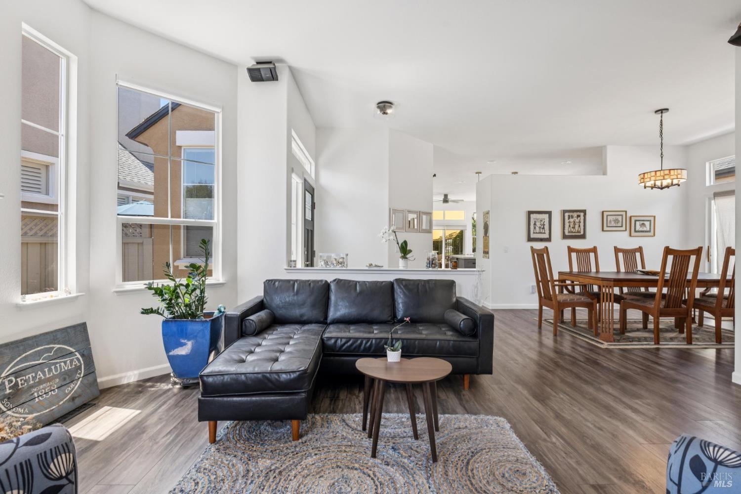 Detail Gallery Image 18 of 51 For 1917 Falcon Ridge Dr, Petaluma,  CA 94954 - 3 Beds | 2 Baths