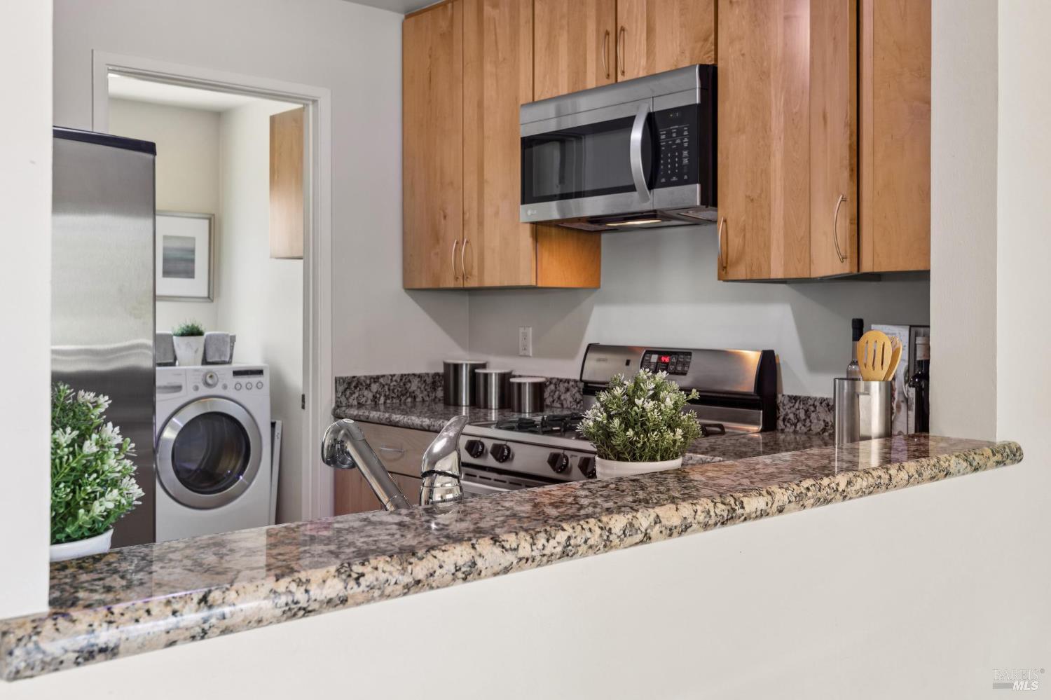 Detail Gallery Image 16 of 38 For 11 Thoreau Cir, Mill Valley,  CA 94941 - 2 Beds | 1/1 Baths