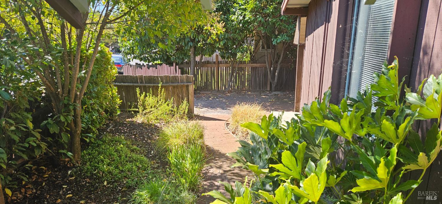 Detail Gallery Image 8 of 41 For 523 Center St, Healdsburg,  CA 95448 - 3 Beds | 2 Baths