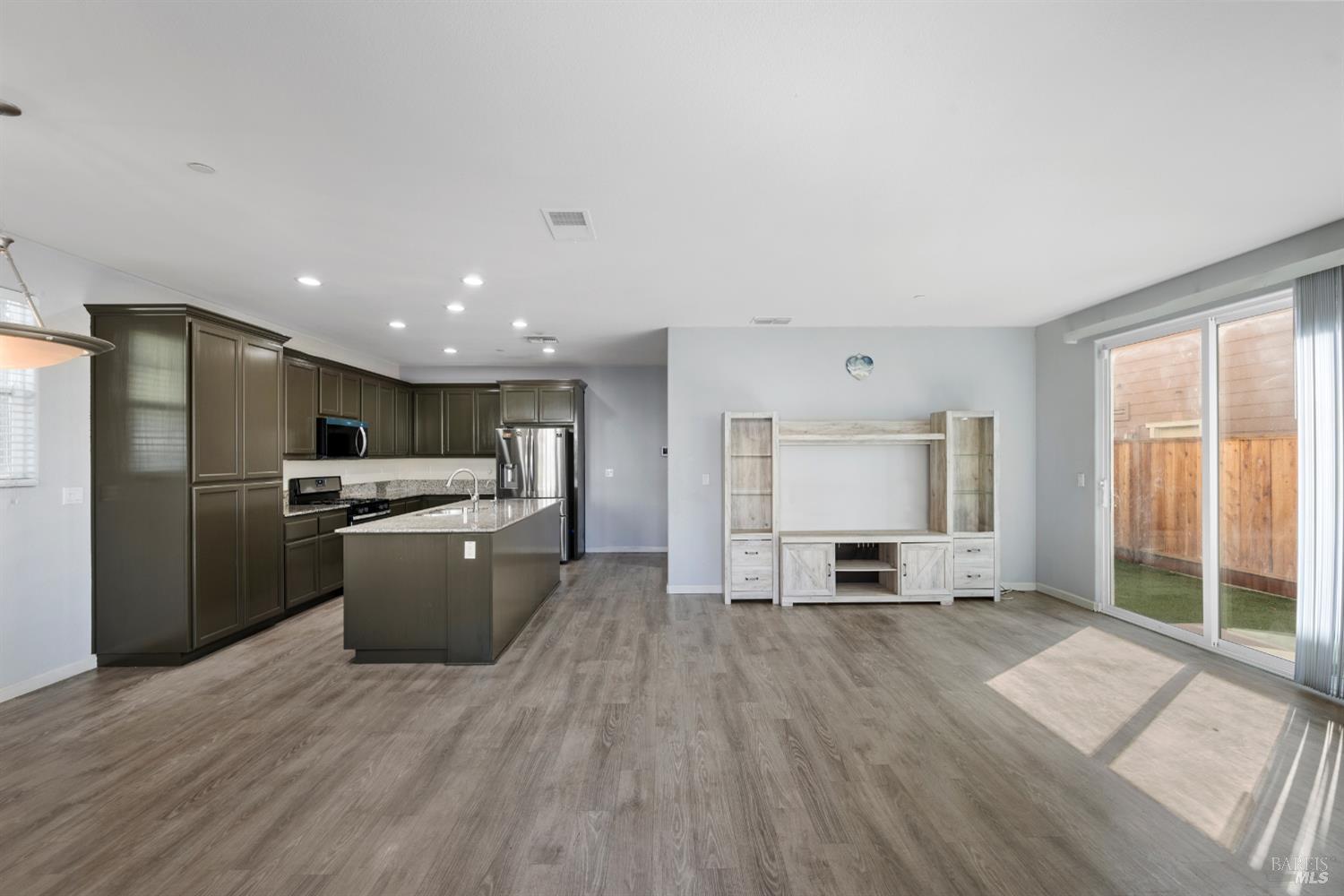 Detail Gallery Image 4 of 46 For 141 Summertime Ln, Suisun City,  CA 94585 - 4 Beds | 3 Baths