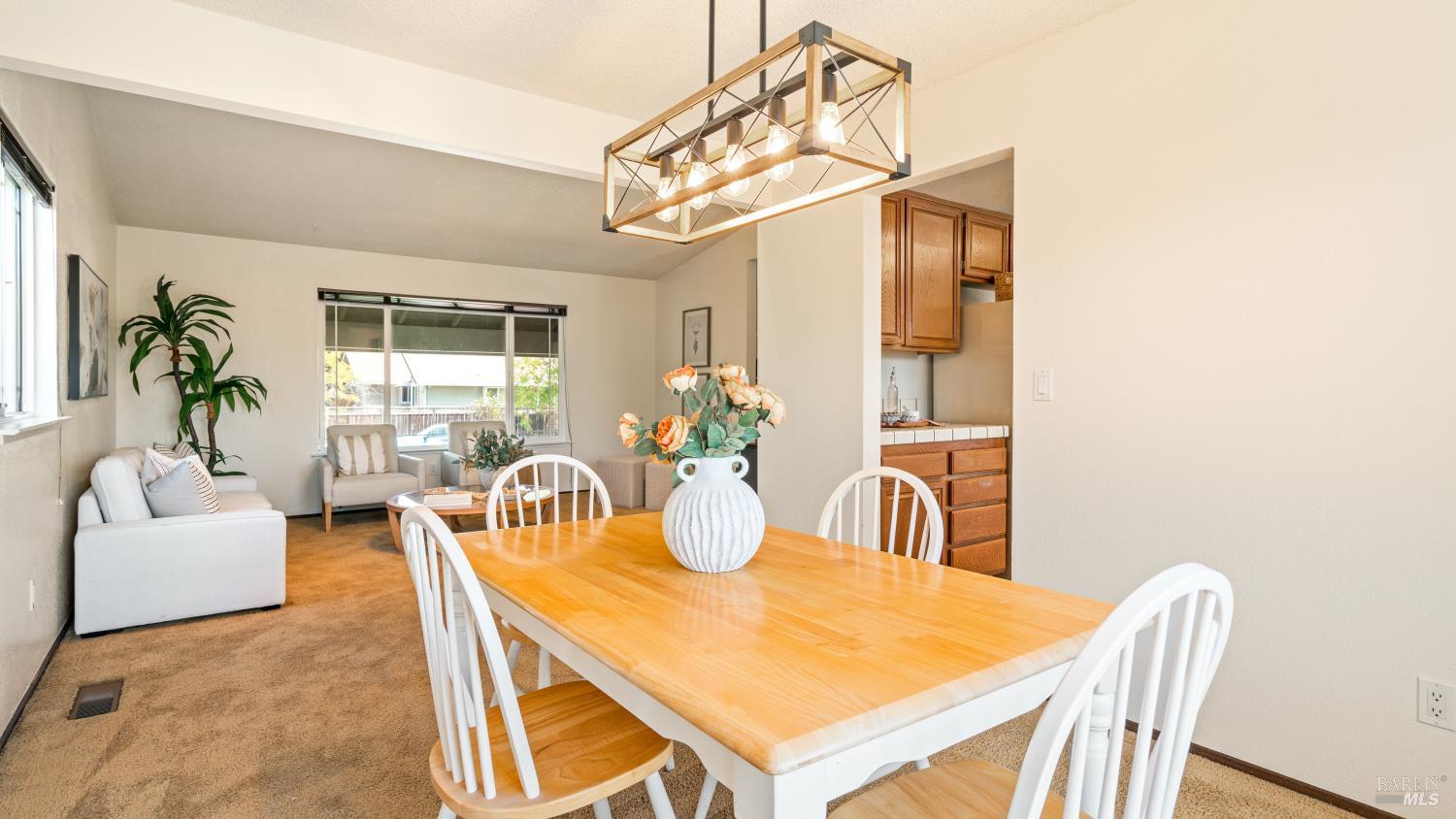 Detail Gallery Image 11 of 60 For 724 Garfield Dr, Petaluma,  CA 94954 - 4 Beds | 3 Baths