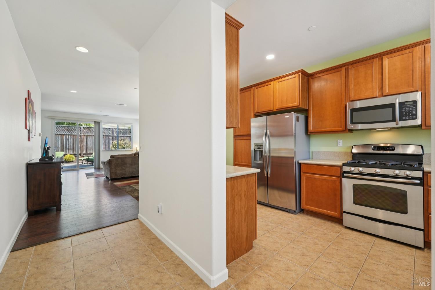 Detail Gallery Image 3 of 37 For 1747 Chinar Dr, Petaluma,  CA 94954 - 3 Beds | 2/1 Baths