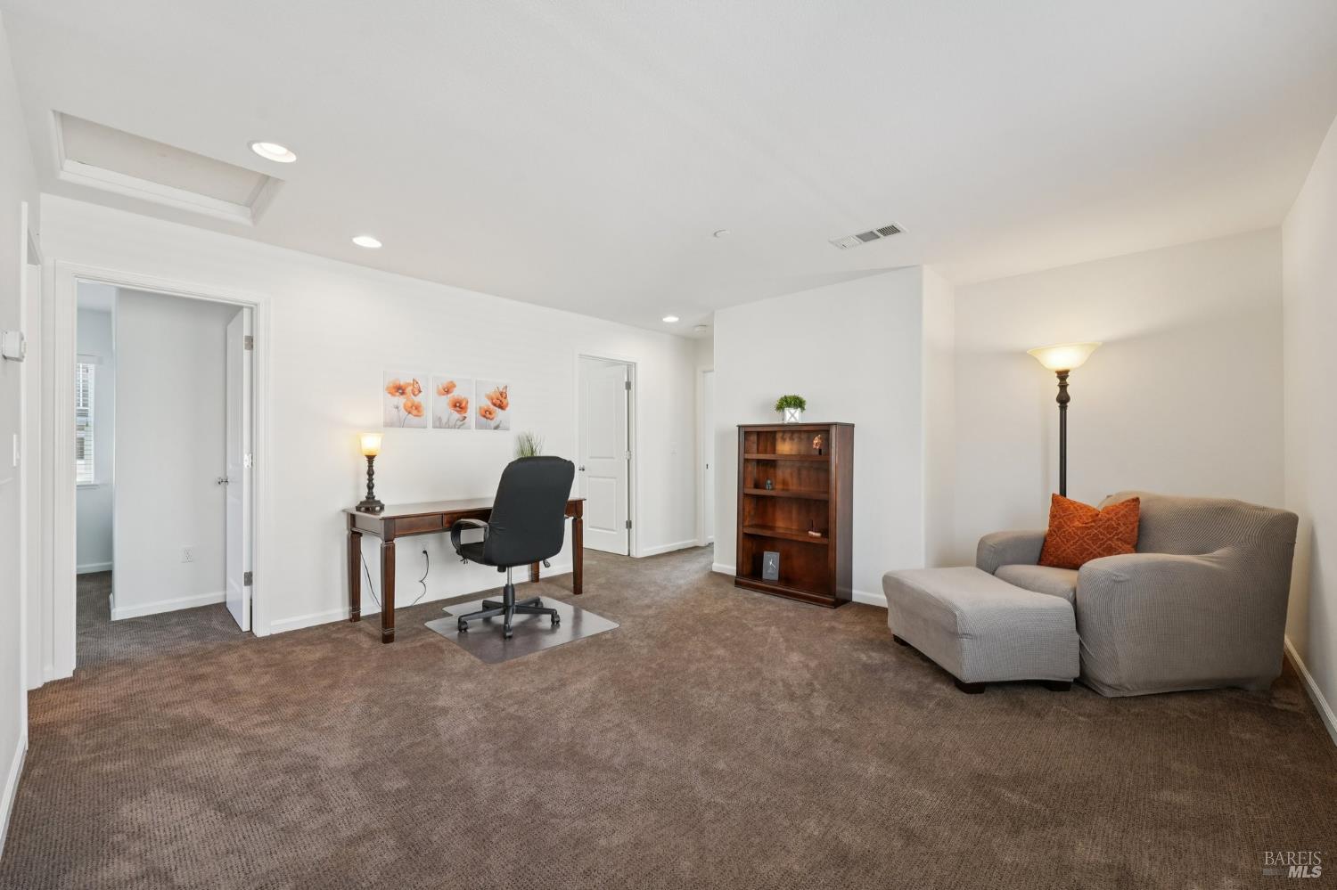 Detail Gallery Image 16 of 37 For 1747 Chinar Dr, Petaluma,  CA 94954 - 3 Beds | 2/1 Baths