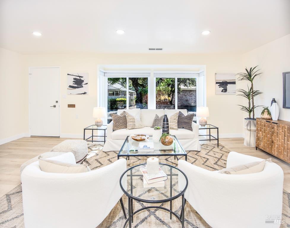Detail Gallery Image 6 of 30 For 4 Valley Green St, Santa Rosa,  CA 95409 - 2 Beds | 2 Baths