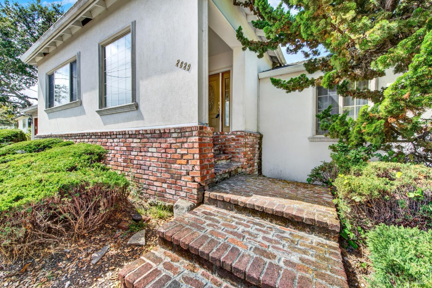 Detail Gallery Image 5 of 64 For 2629 Brooks Ave, El Cerrito,  CA 94530 - 5 Beds | 3/1 Baths