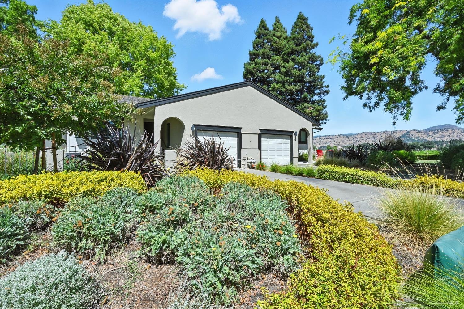 Detail Gallery Image 2 of 30 For 152 Vineyard Cir, Yountville,  CA 94599 - 2 Beds | 2 Baths