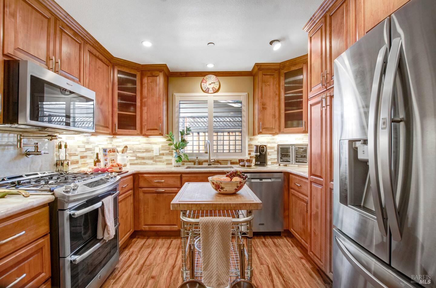 Detail Gallery Image 9 of 37 For 1721 Jennings Ave, Santa Rosa,  CA 95401 - 3 Beds | 2 Baths