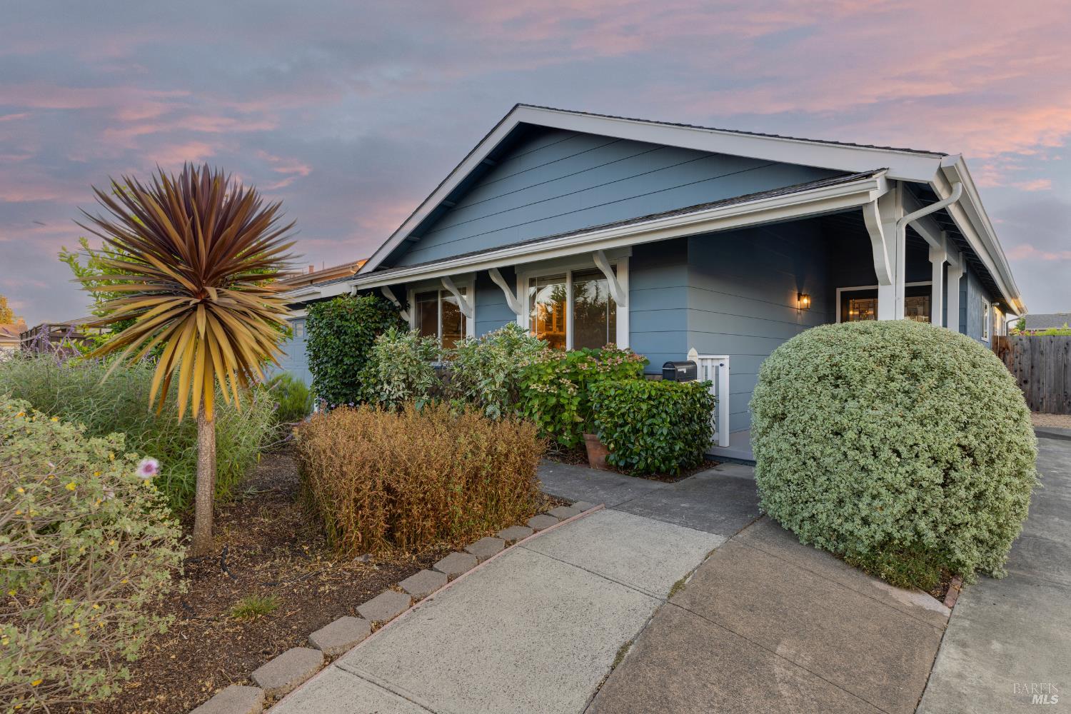 Detail Gallery Image 2 of 52 For 1024 Palmetto Way, Petaluma,  CA 94954 - 3 Beds | 2 Baths