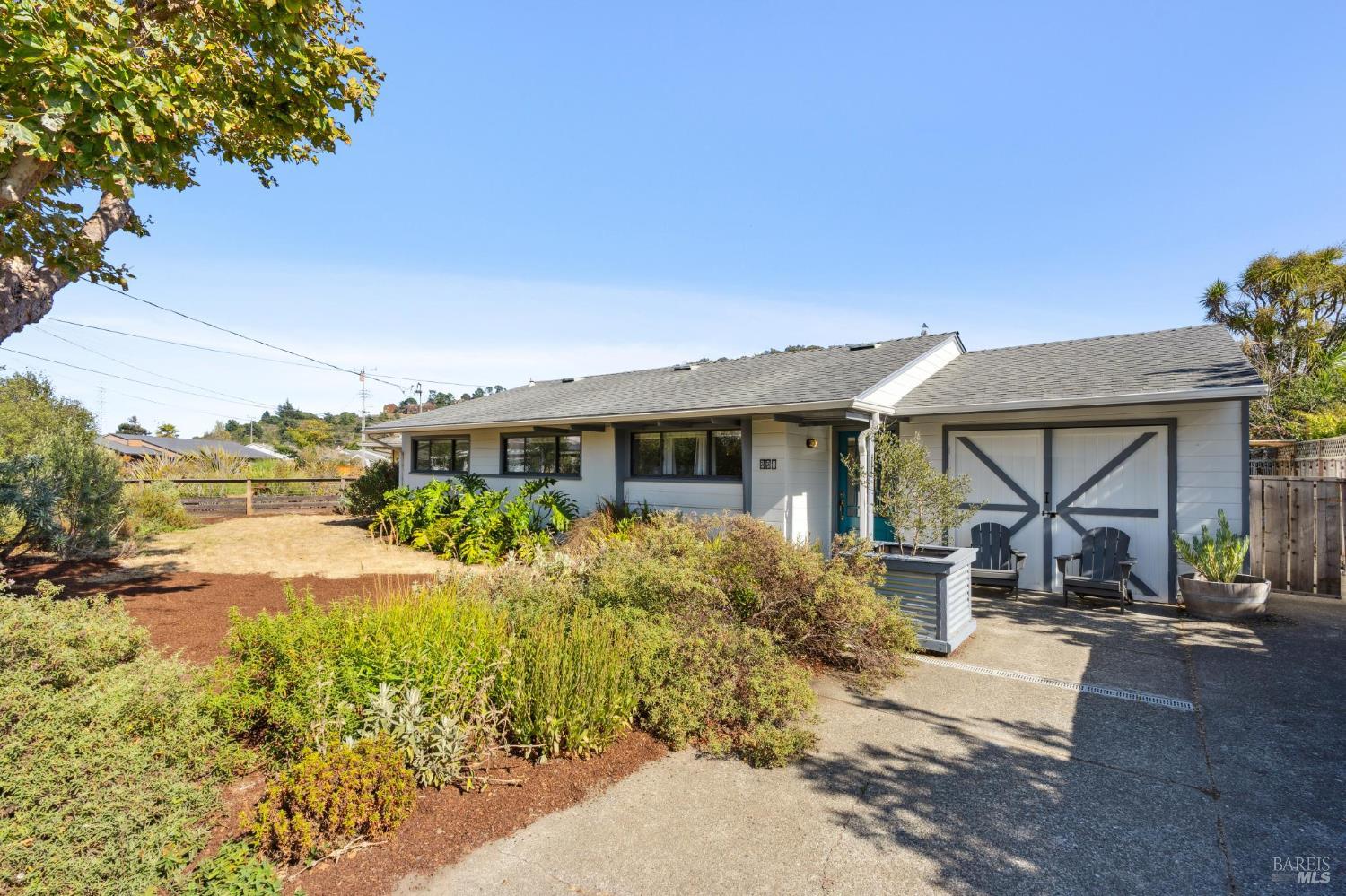 Detail Gallery Image 2 of 46 For 331 Starling Rd, Mill Valley,  CA 94941 - 3 Beds | 1 Baths