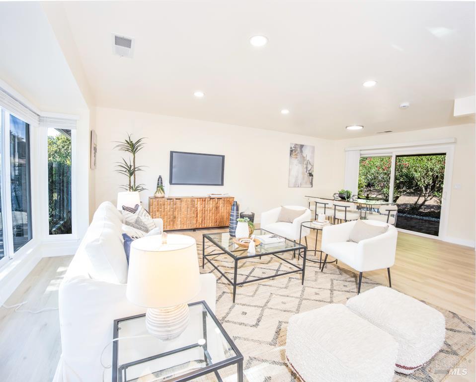 Detail Gallery Image 5 of 30 For 4 Valley Green St, Santa Rosa,  CA 95409 - 2 Beds | 2 Baths