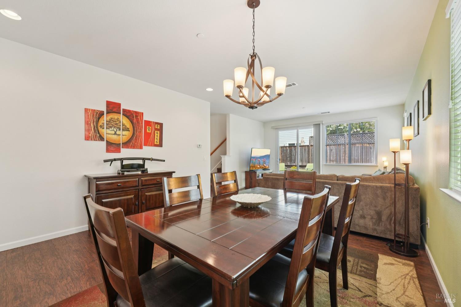 Detail Gallery Image 5 of 37 For 1747 Chinar Dr, Petaluma,  CA 94954 - 3 Beds | 2/1 Baths