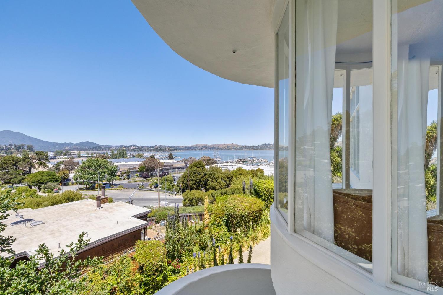 Detail Gallery Image 8 of 71 For 503 Easterby St, Sausalito,  CA 94965 - 5 Beds | 4 Baths