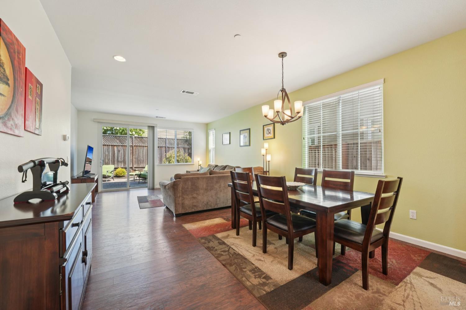 Detail Gallery Image 4 of 37 For 1747 Chinar Dr, Petaluma,  CA 94954 - 3 Beds | 2/1 Baths