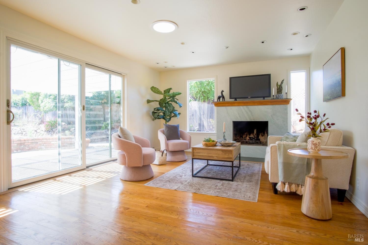 Detail Gallery Image 3 of 35 For 31 Esmeyer Dr, San Rafael,  CA 94903 - 3 Beds | 2 Baths