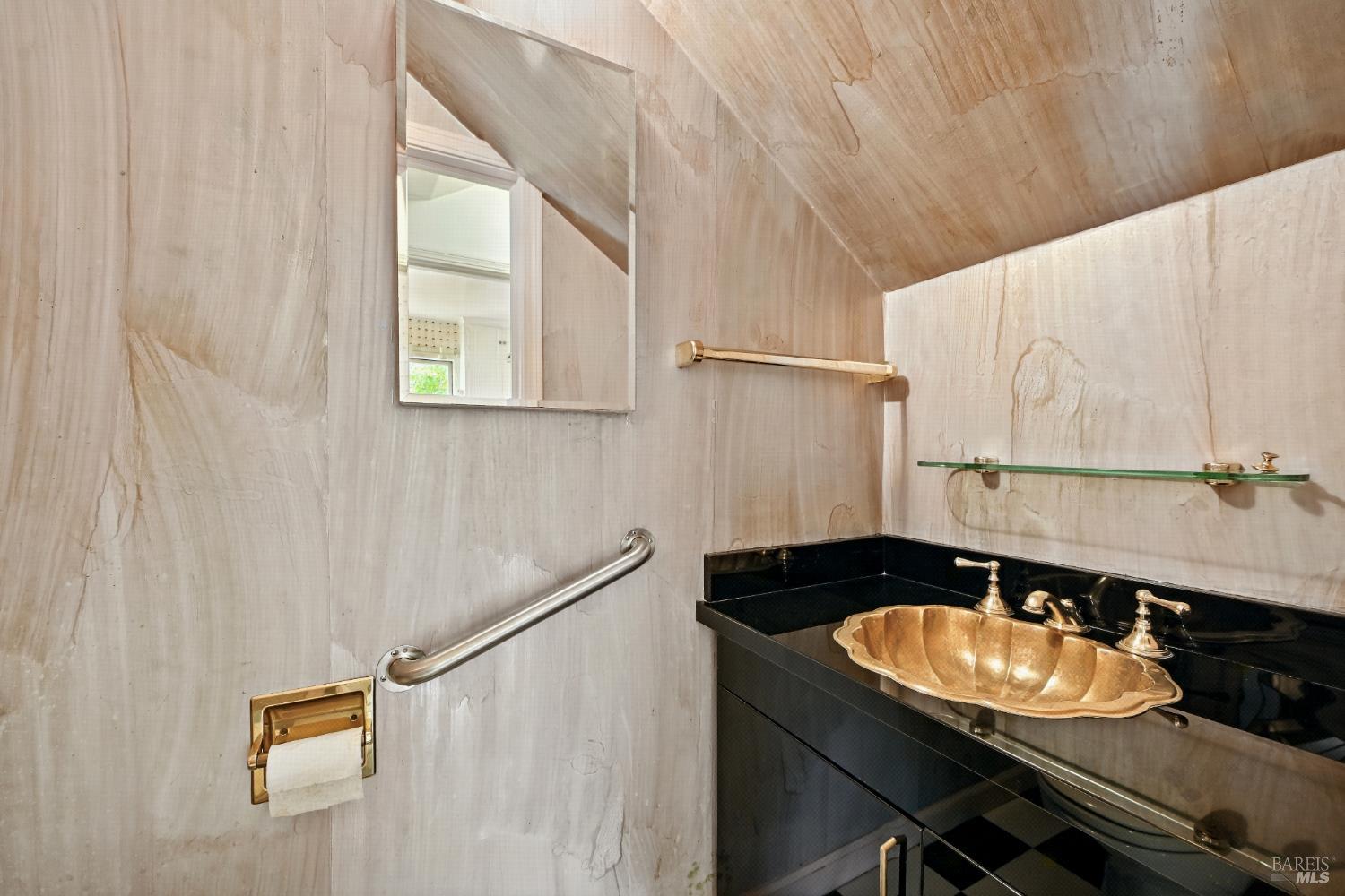 Detail Gallery Image 8 of 23 For 1063 Clark St, Santa Rosa,  CA 95404 - 3 Beds | 1/1 Baths