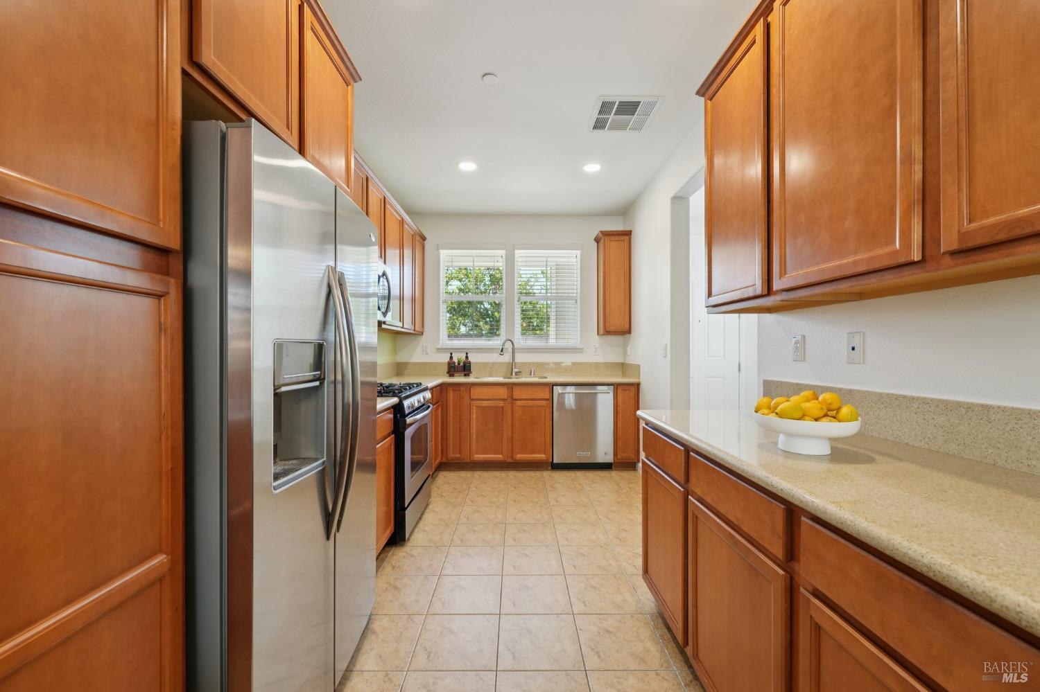 Detail Gallery Image 10 of 37 For 1747 Chinar Dr, Petaluma,  CA 94954 - 3 Beds | 2/1 Baths
