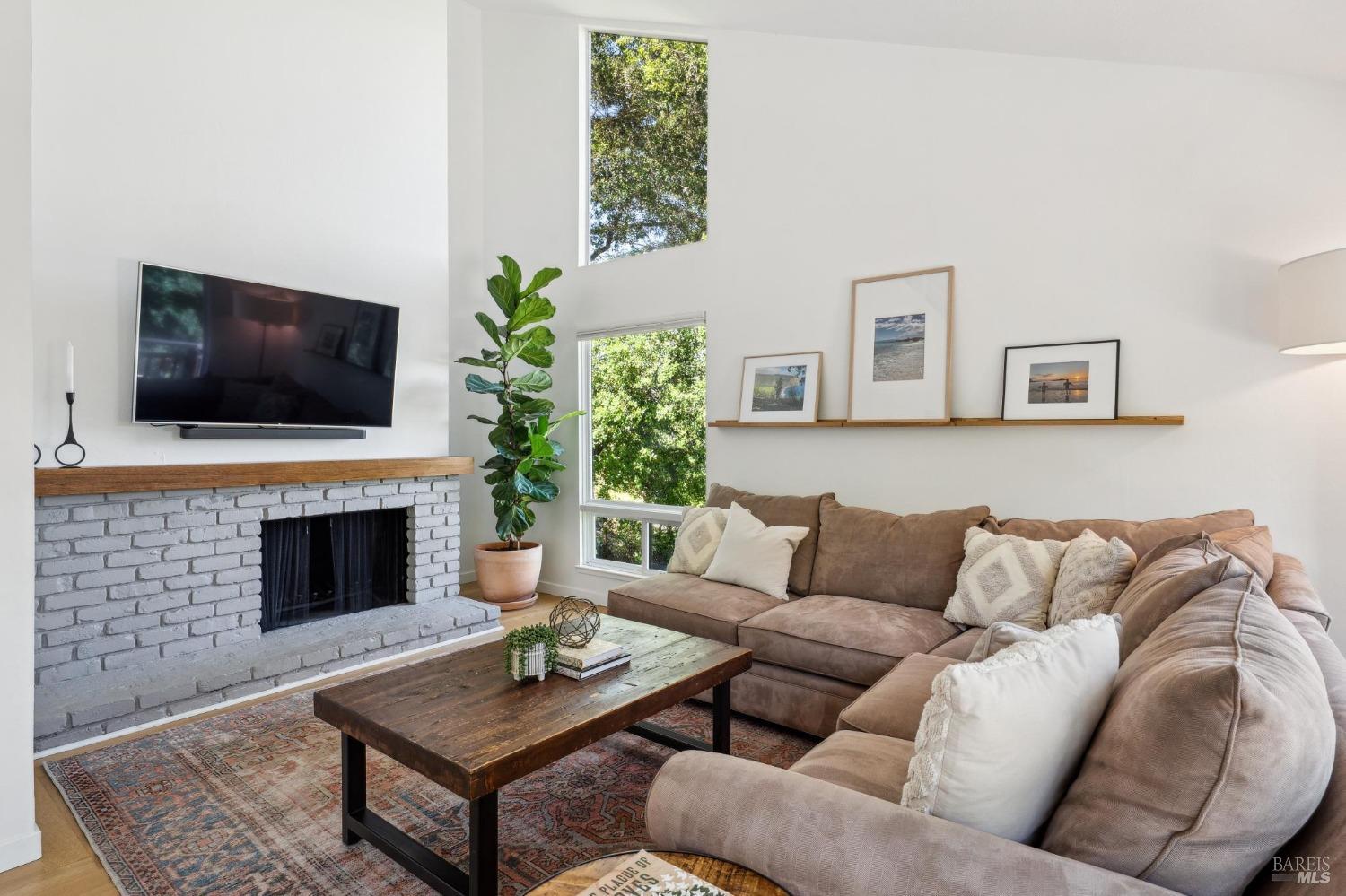 Detail Gallery Image 6 of 50 For 25 Palomino Cir, Novato,  CA 94947 - 5 Beds | 2/1 Baths