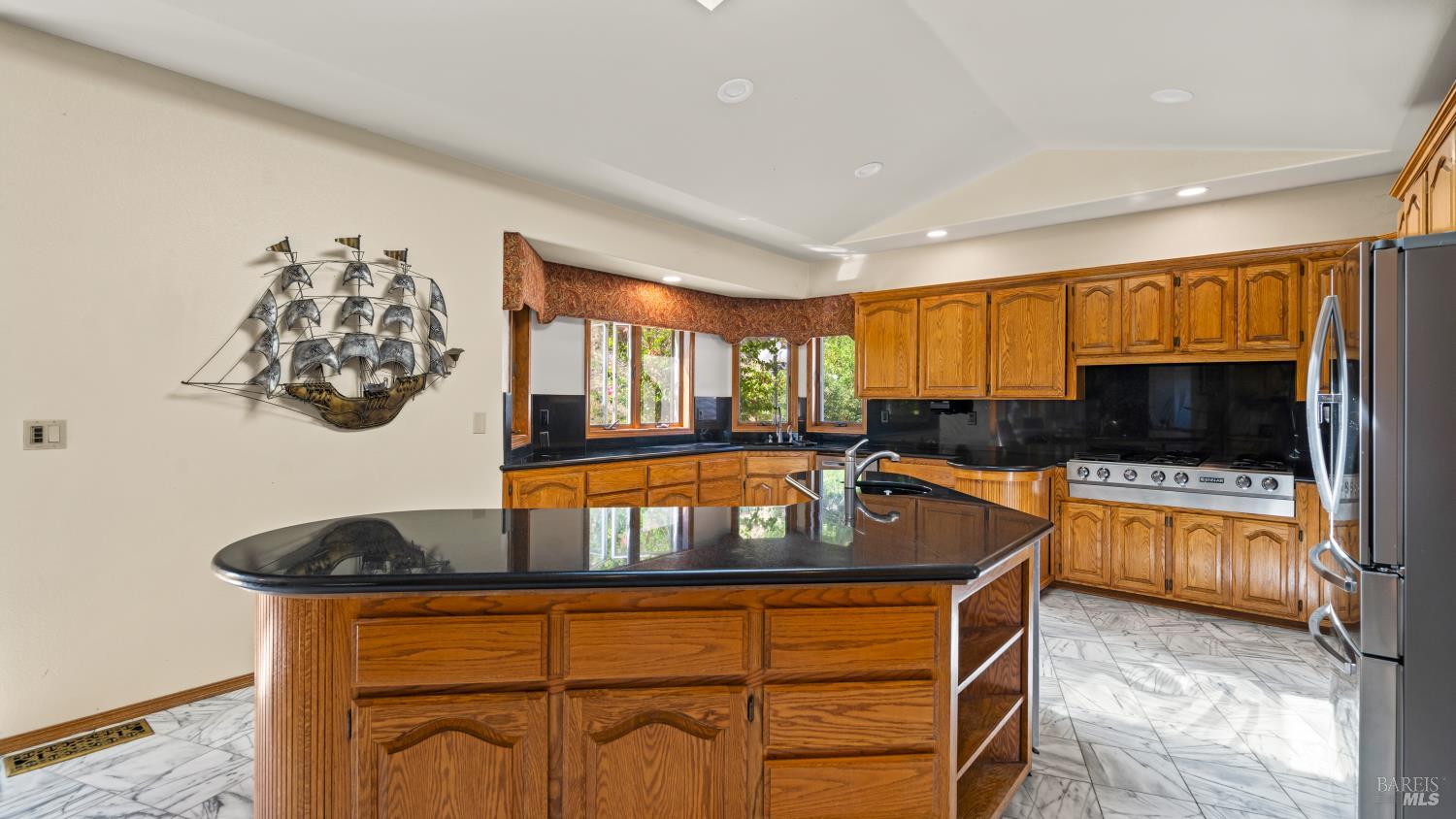 Detail Gallery Image 26 of 99 For 3380 Hidden Valley Ln, Fairfield,  CA 94534 - 5 Beds | 6/1 Baths