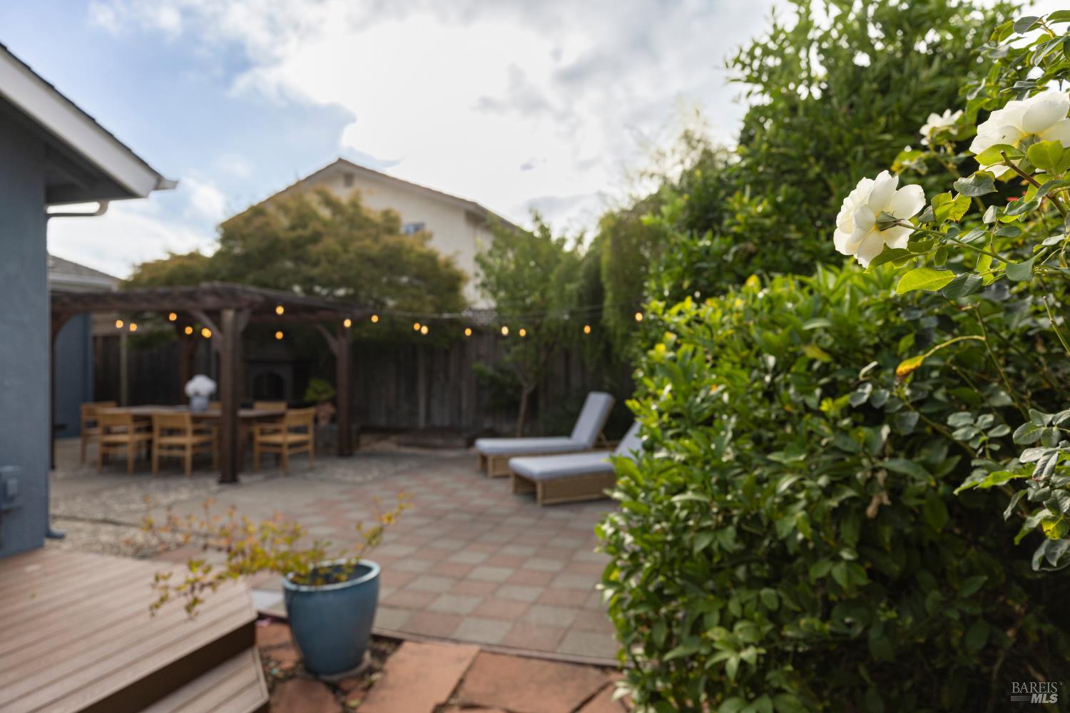 Detail Gallery Image 3 of 52 For 1024 Palmetto Way, Petaluma,  CA 94954 - 3 Beds | 2 Baths