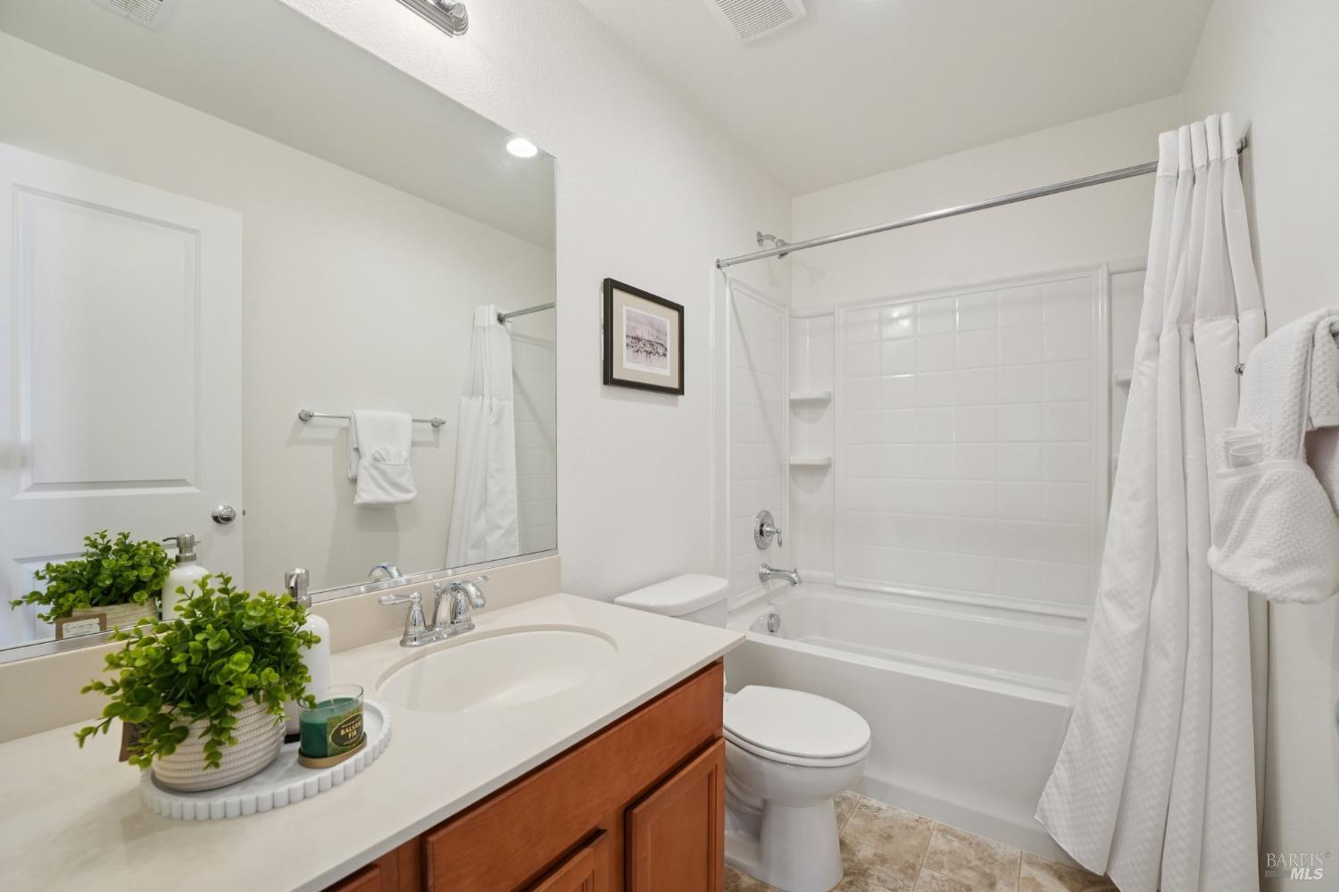 Detail Gallery Image 18 of 37 For 1747 Chinar Dr, Petaluma,  CA 94954 - 3 Beds | 2/1 Baths