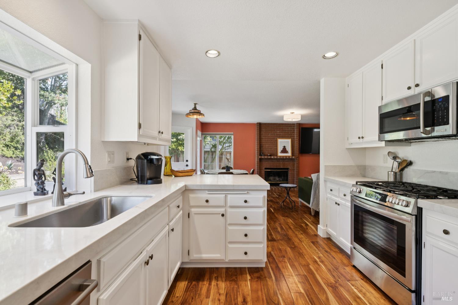 Detail Gallery Image 9 of 44 For 770 Miramonte St, Windsor,  CA 95492 - 4 Beds | 3 Baths