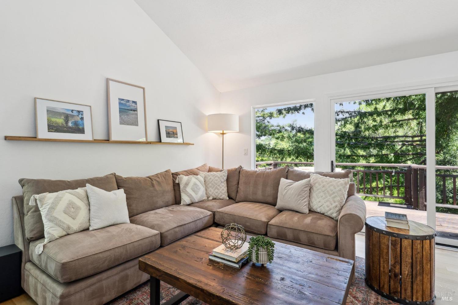 Detail Gallery Image 7 of 50 For 25 Palomino Cir, Novato,  CA 94947 - 5 Beds | 2/1 Baths