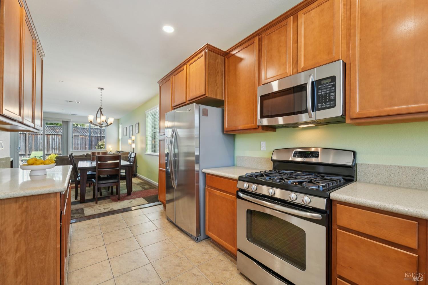 Detail Gallery Image 13 of 37 For 1747 Chinar Dr, Petaluma,  CA 94954 - 3 Beds | 2/1 Baths