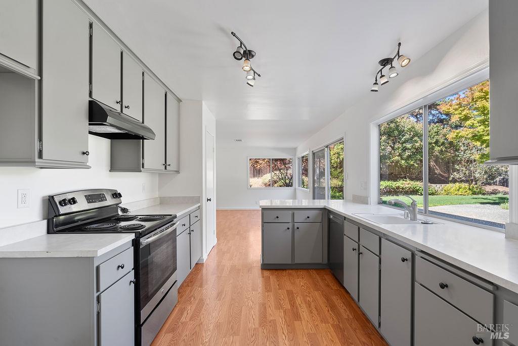 Detail Gallery Image 10 of 45 For 432 Turner Dr, Benicia,  CA 94510 - 4 Beds | 2/1 Baths