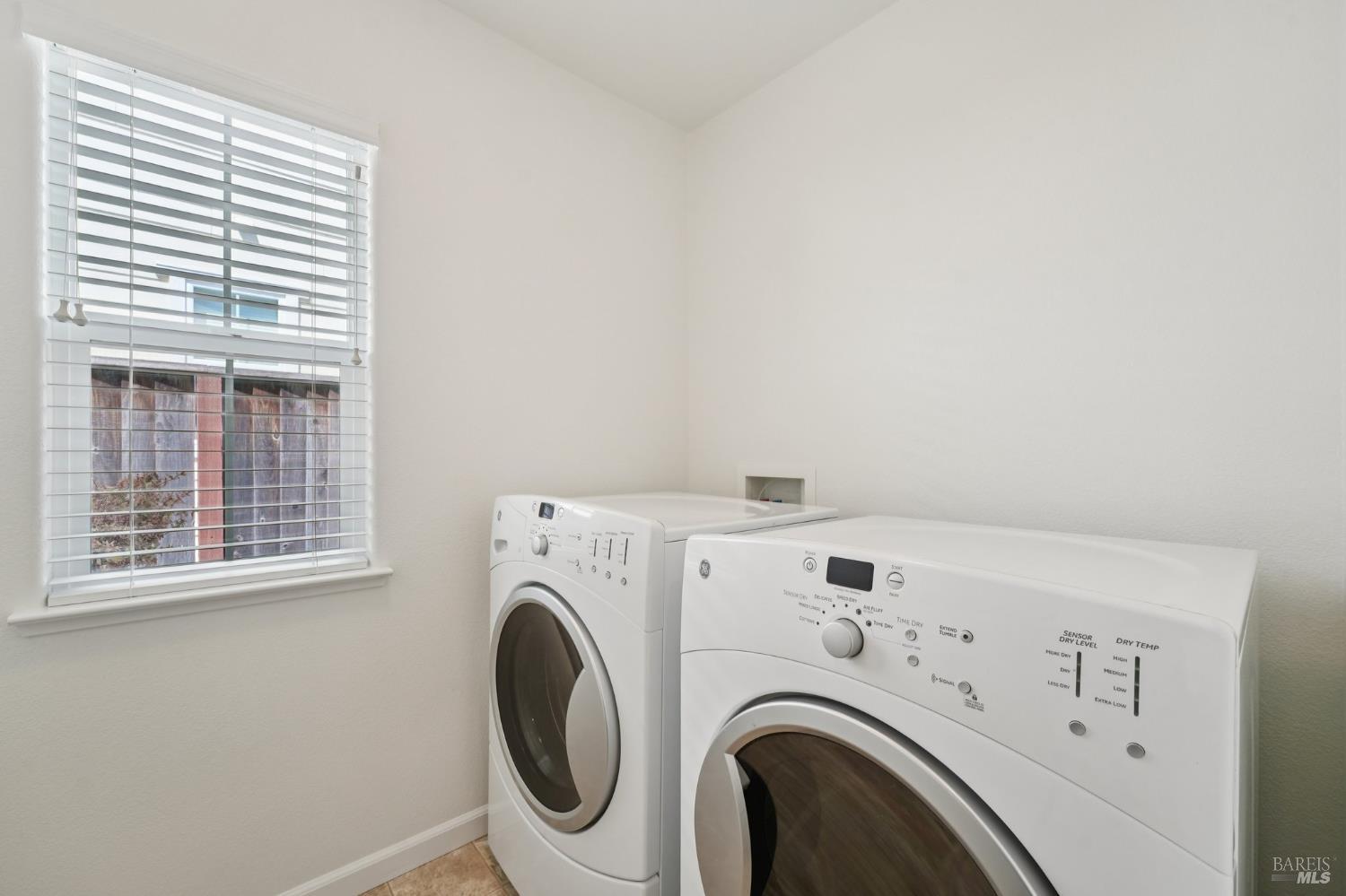 Detail Gallery Image 15 of 37 For 1747 Chinar Dr, Petaluma,  CA 94954 - 3 Beds | 2/1 Baths