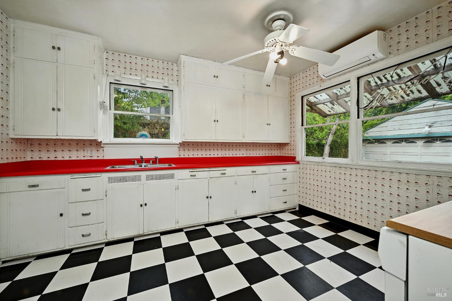 Detail Gallery Image 6 of 23 For 1063 Clark St, Santa Rosa,  CA 95404 - 3 Beds | 1/1 Baths