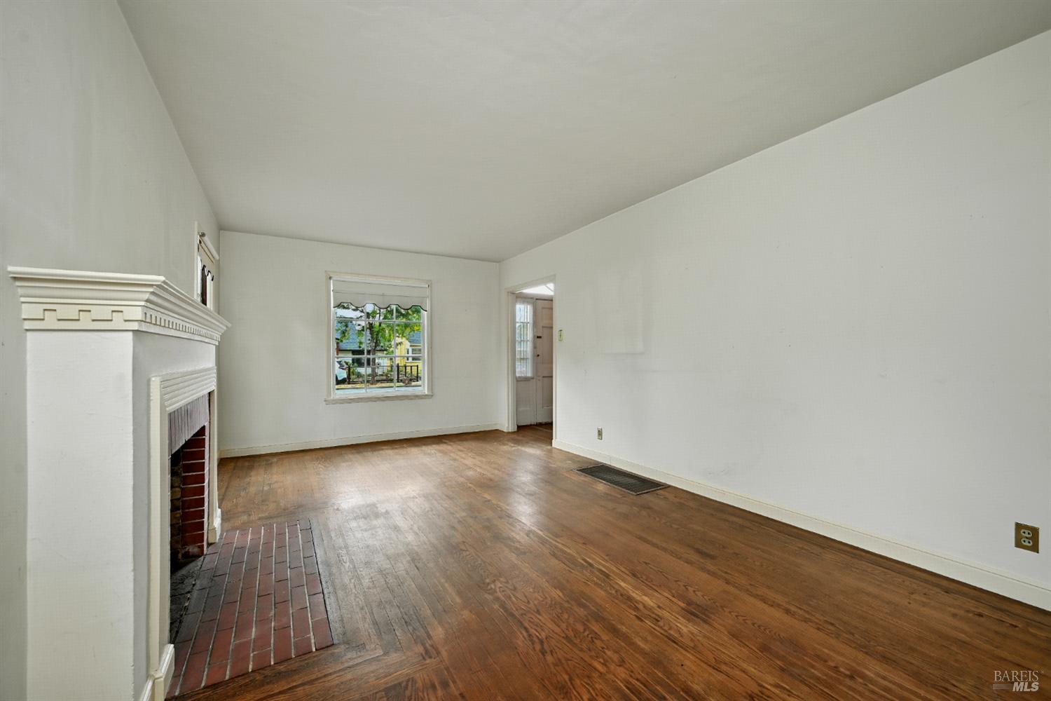 Detail Gallery Image 3 of 23 For 1063 Clark St, Santa Rosa,  CA 95404 - 3 Beds | 1/1 Baths