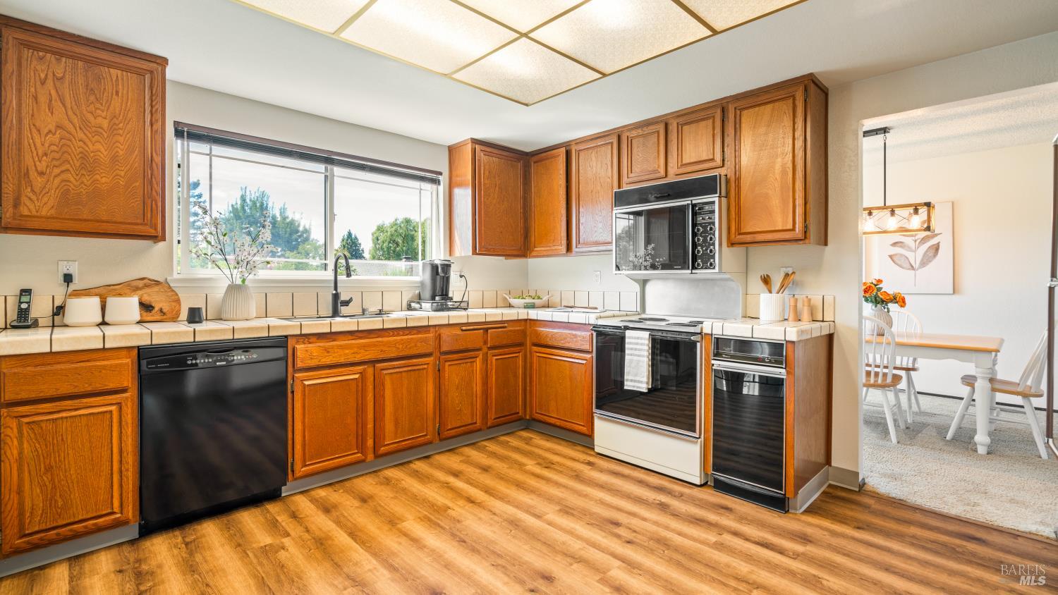 Detail Gallery Image 12 of 60 For 724 Garfield Dr, Petaluma,  CA 94954 - 4 Beds | 3 Baths
