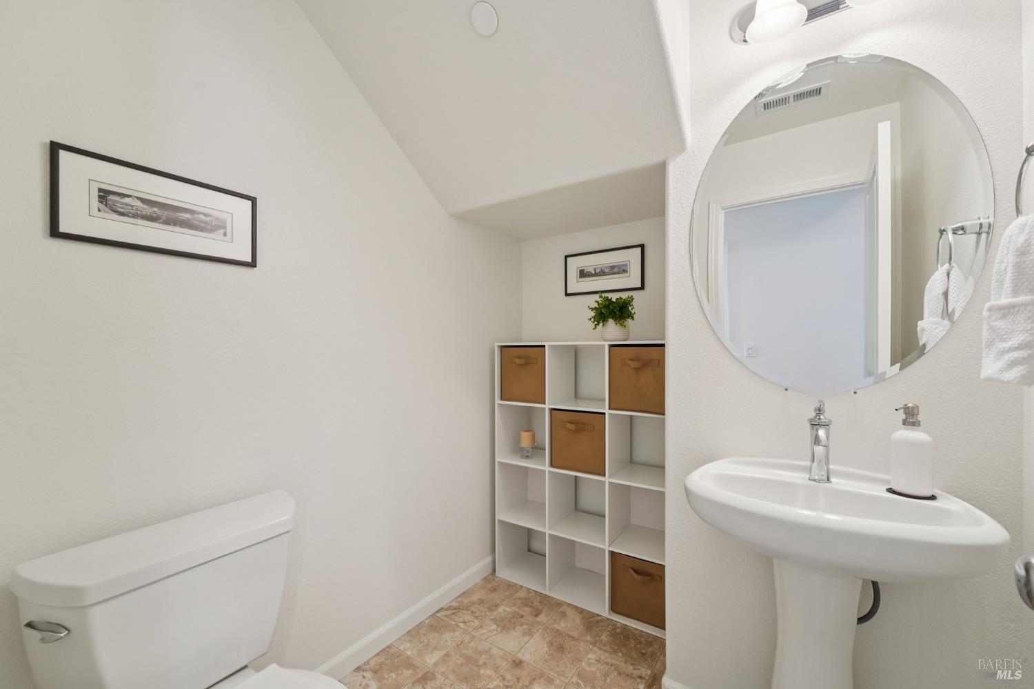 Detail Gallery Image 14 of 37 For 1747 Chinar Dr, Petaluma,  CA 94954 - 3 Beds | 2/1 Baths