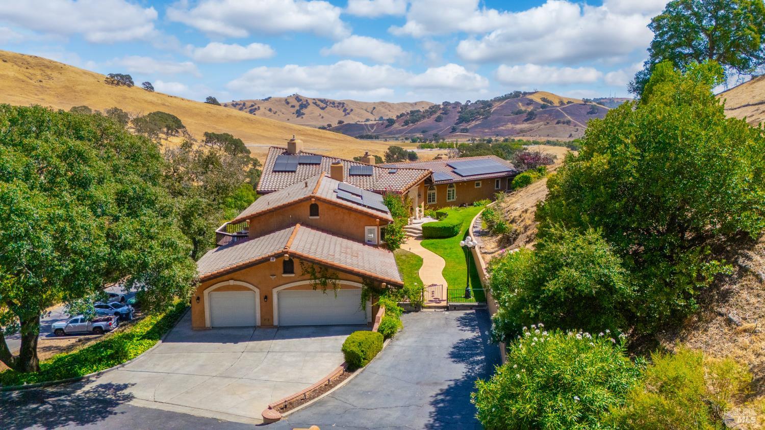 Detail Gallery Image 6 of 99 For 3380 Hidden Valley Ln, Fairfield,  CA 94534 - 5 Beds | 6/1 Baths