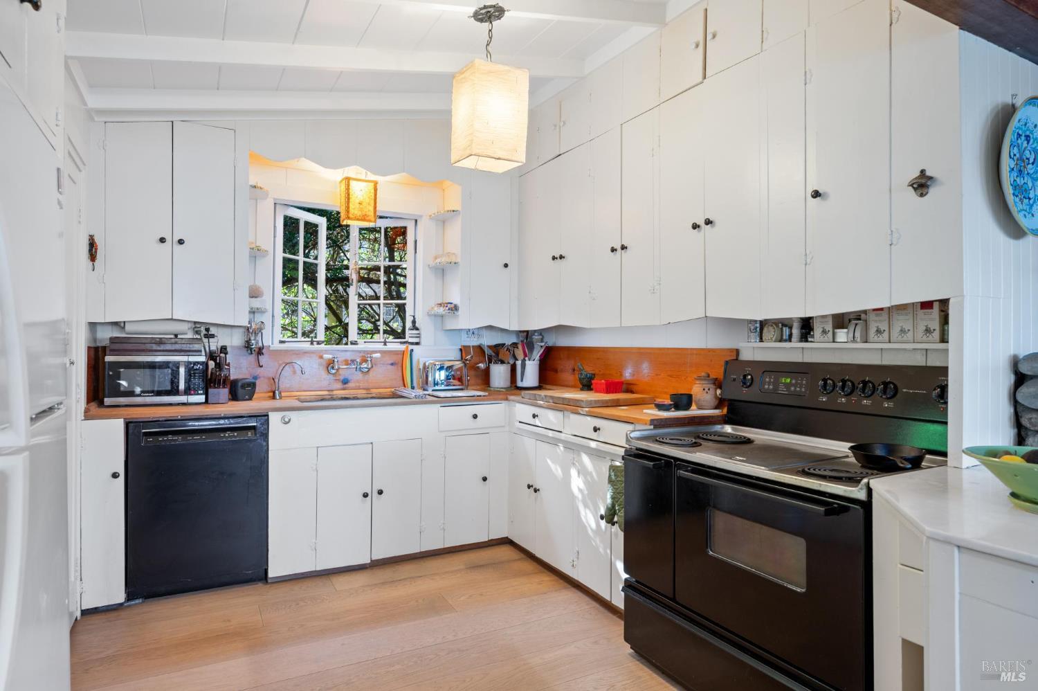 Detail Gallery Image 4 of 46 For 41 Ocean Ave, Bolinas,  CA 94924 - 3 Beds | 2 Baths