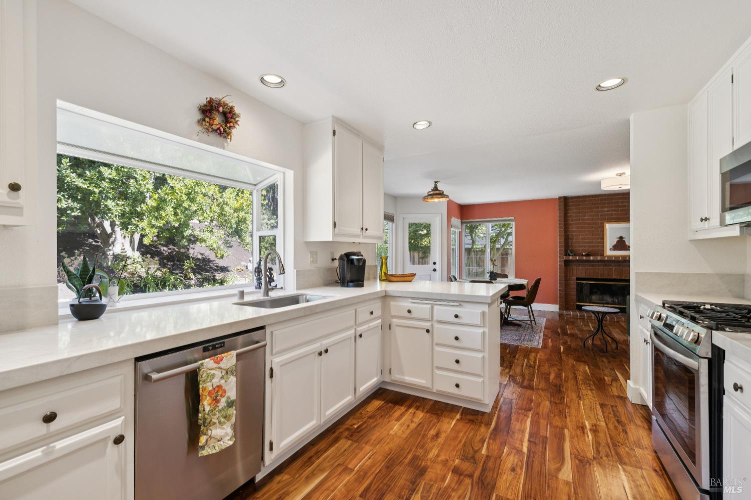 Detail Gallery Image 7 of 44 For 770 Miramonte St, Windsor,  CA 95492 - 4 Beds | 3 Baths
