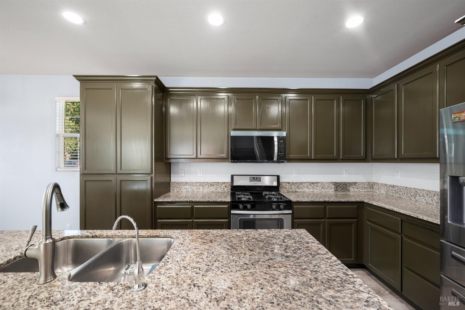 Detail Gallery Image 14 of 46 For 141 Summertime Ln, Suisun City,  CA 94585 - 4 Beds | 3 Baths