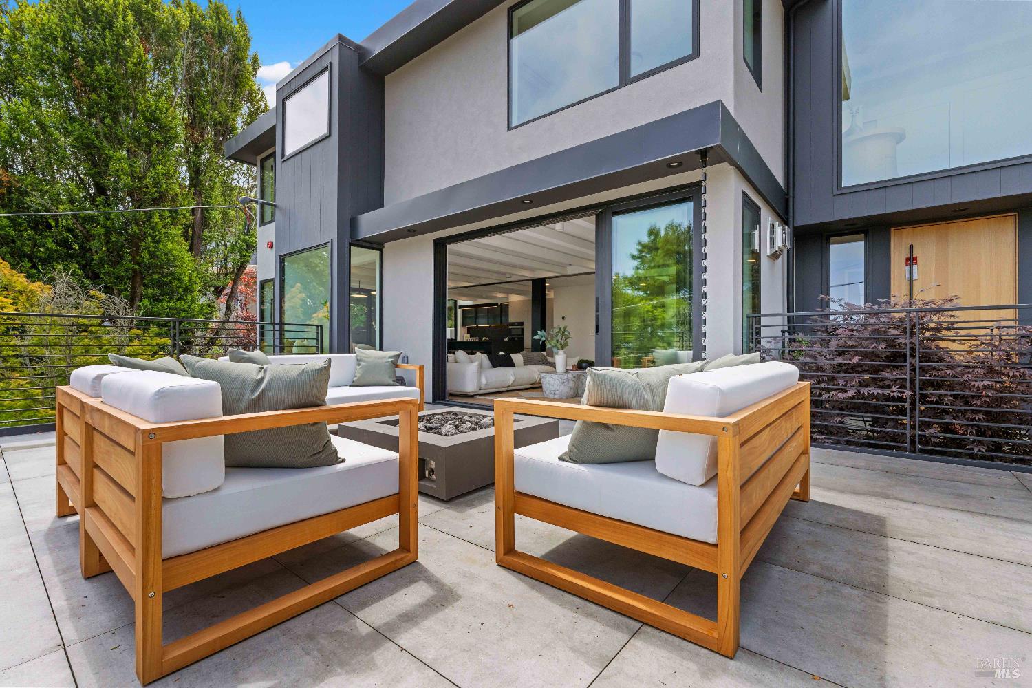 Detail Gallery Image 5 of 61 For 975 Greenhill Rd, Mill Valley,  CA 94941 - 4 Beds | 2/1 Baths