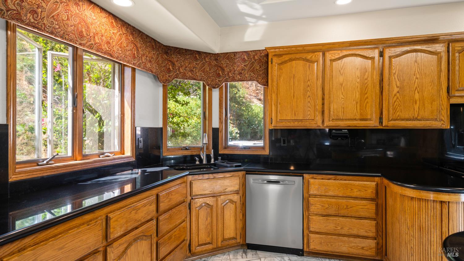 Detail Gallery Image 27 of 99 For 3380 Hidden Valley Ln, Fairfield,  CA 94534 - 5 Beds | 6/1 Baths