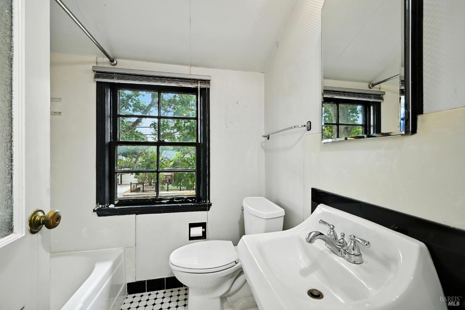 Detail Gallery Image 13 of 23 For 1063 Clark St, Santa Rosa,  CA 95404 - 3 Beds | 1/1 Baths