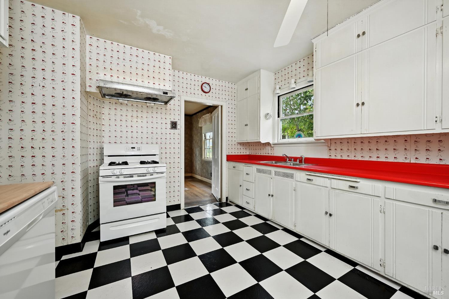 Detail Gallery Image 7 of 23 For 1063 Clark St, Santa Rosa,  CA 95404 - 3 Beds | 1/1 Baths