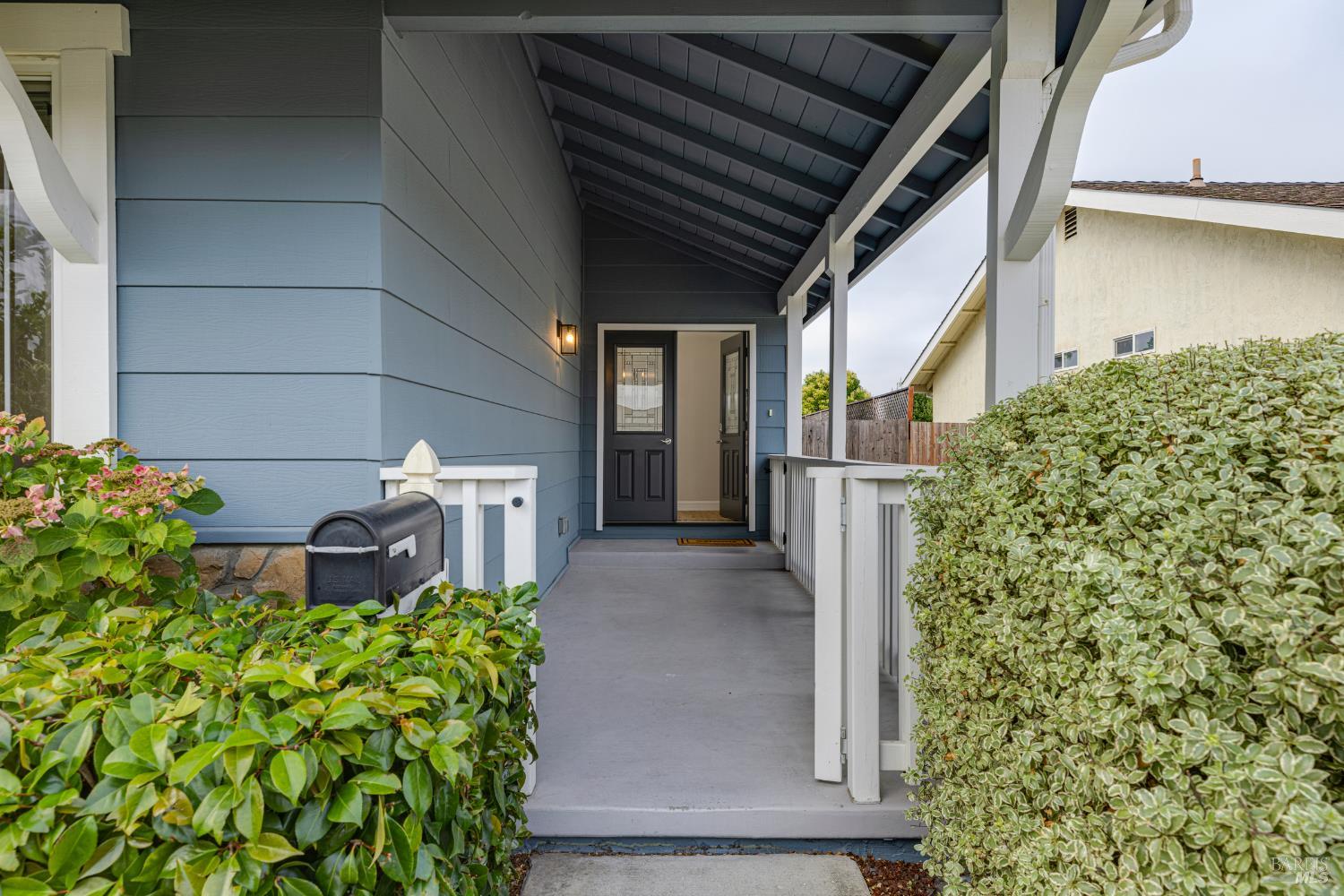 Detail Gallery Image 4 of 52 For 1024 Palmetto Way, Petaluma,  CA 94954 - 3 Beds | 2 Baths