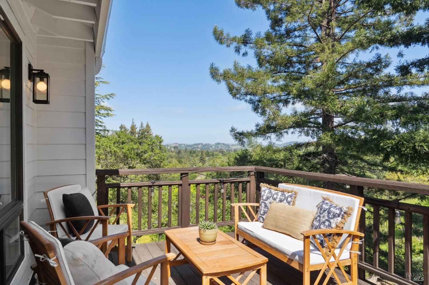 Detail Gallery Image 8 of 50 For 25 Palomino Cir, Novato,  CA 94947 - 5 Beds | 2/1 Baths