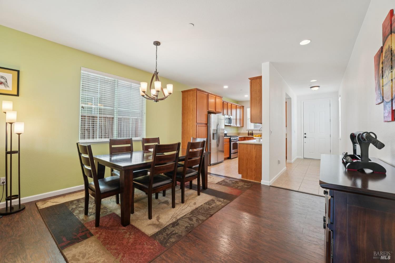 Detail Gallery Image 8 of 37 For 1747 Chinar Dr, Petaluma,  CA 94954 - 3 Beds | 2/1 Baths