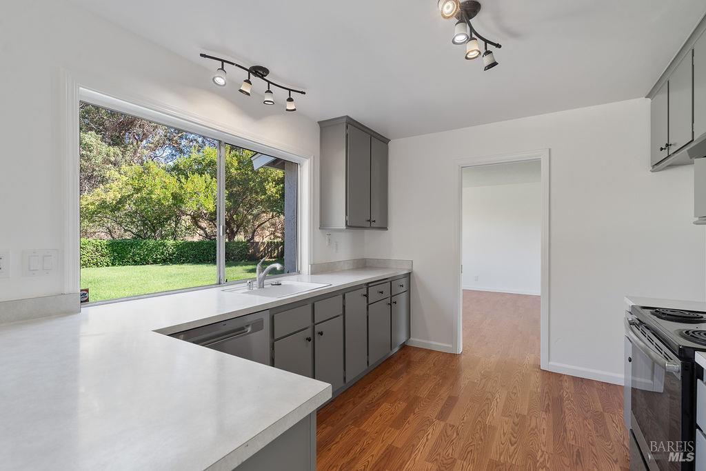 Detail Gallery Image 12 of 45 For 432 Turner Dr, Benicia,  CA 94510 - 4 Beds | 2/1 Baths