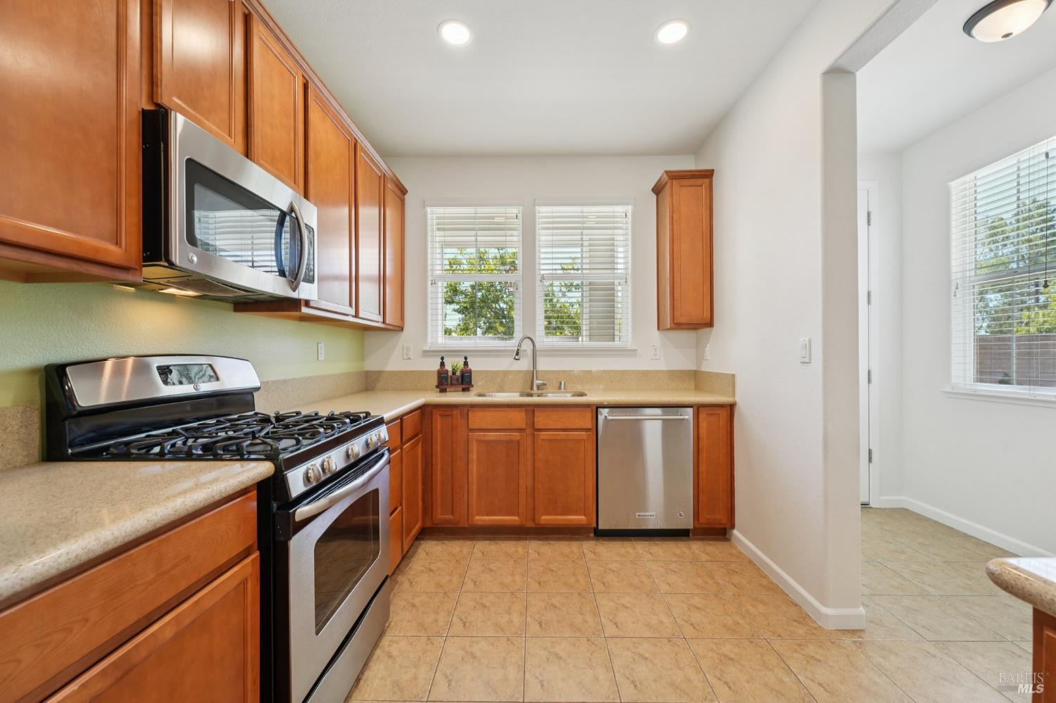 Detail Gallery Image 11 of 37 For 1747 Chinar Dr, Petaluma,  CA 94954 - 3 Beds | 2/1 Baths