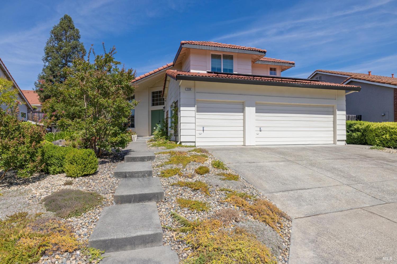 Detail Gallery Image 3 of 44 For 770 Miramonte St, Windsor,  CA 95492 - 4 Beds | 3 Baths