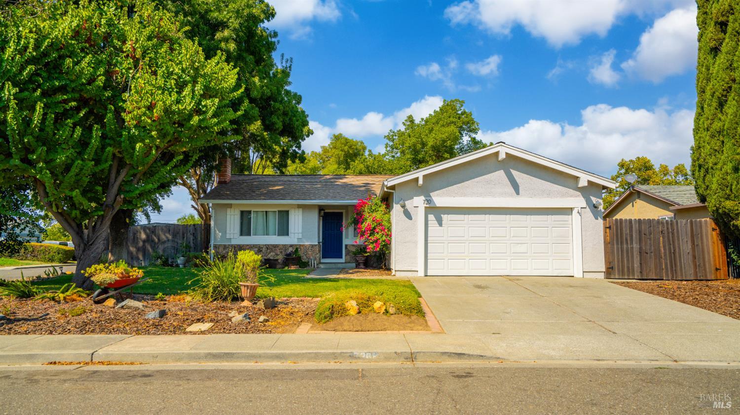 Detail Gallery Image 2 of 36 For 720 E Creekside Cir, Dixon,  CA 95620 - 4 Beds | 2 Baths