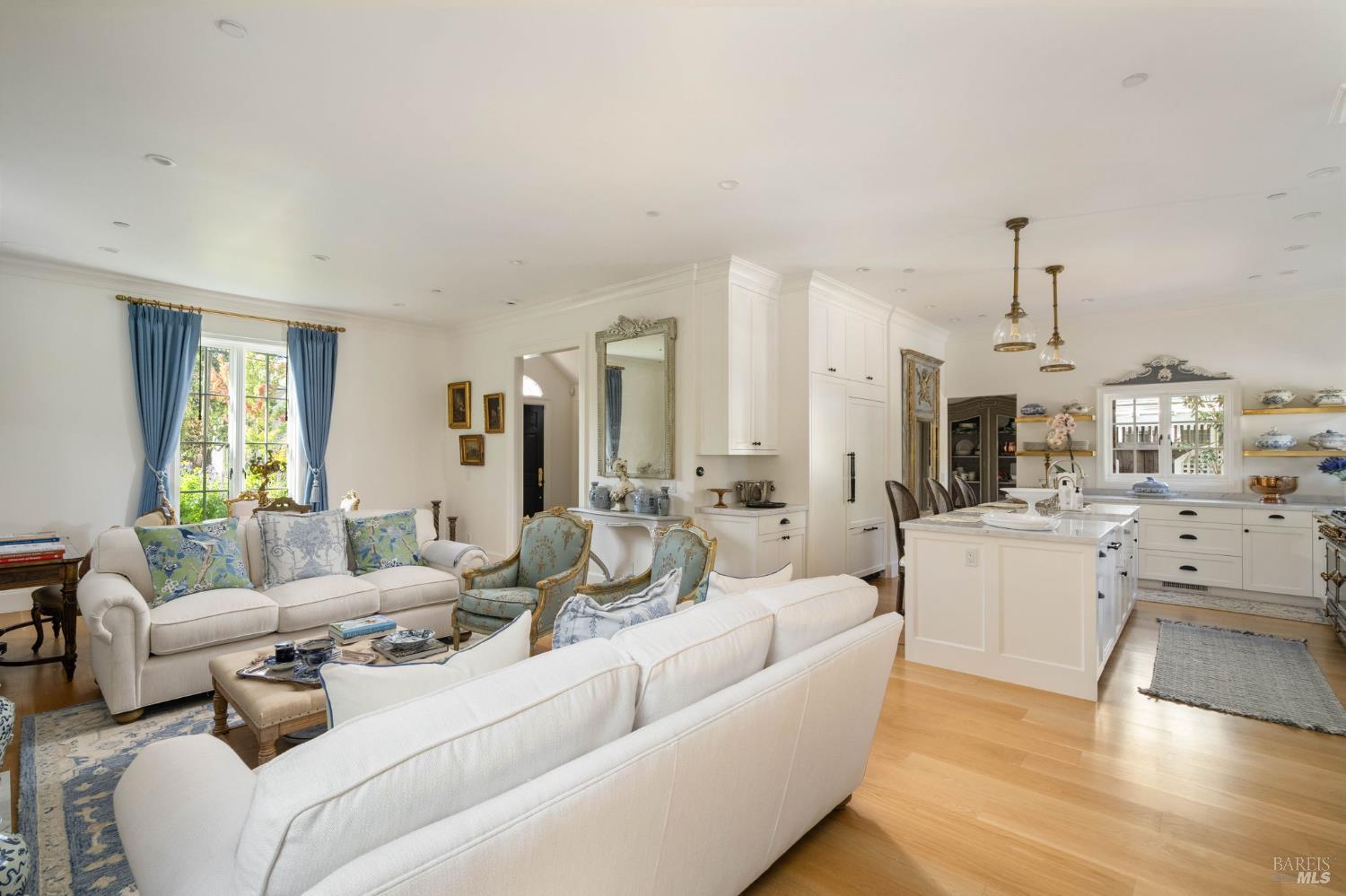 Detail Gallery Image 12 of 51 For 853 D St, Petaluma,  CA 94952 - 3 Beds | 2/1 Baths