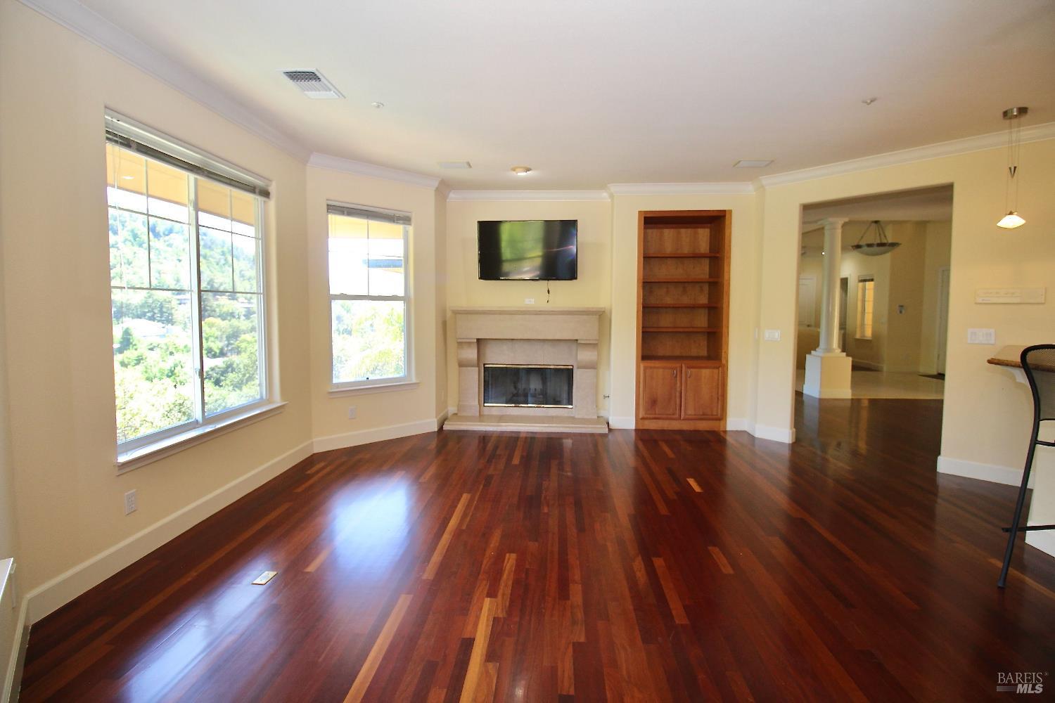 Detail Gallery Image 10 of 26 For 6 Leona Dr, San Rafael,  CA 94903 - 5 Beds | 3/1 Baths